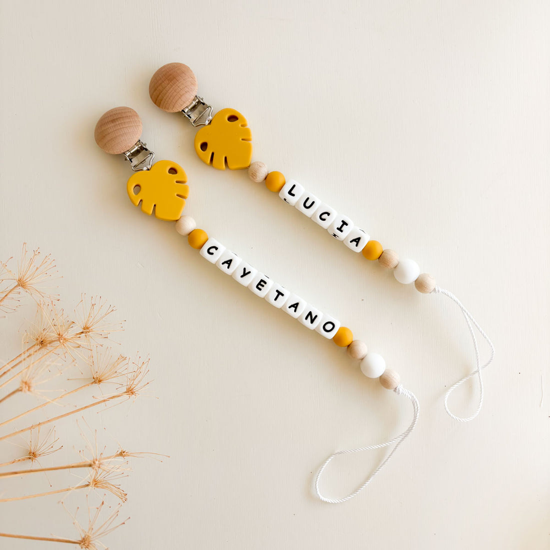 Chupeteros personalizado Monstera Mostaza | Chin Pum