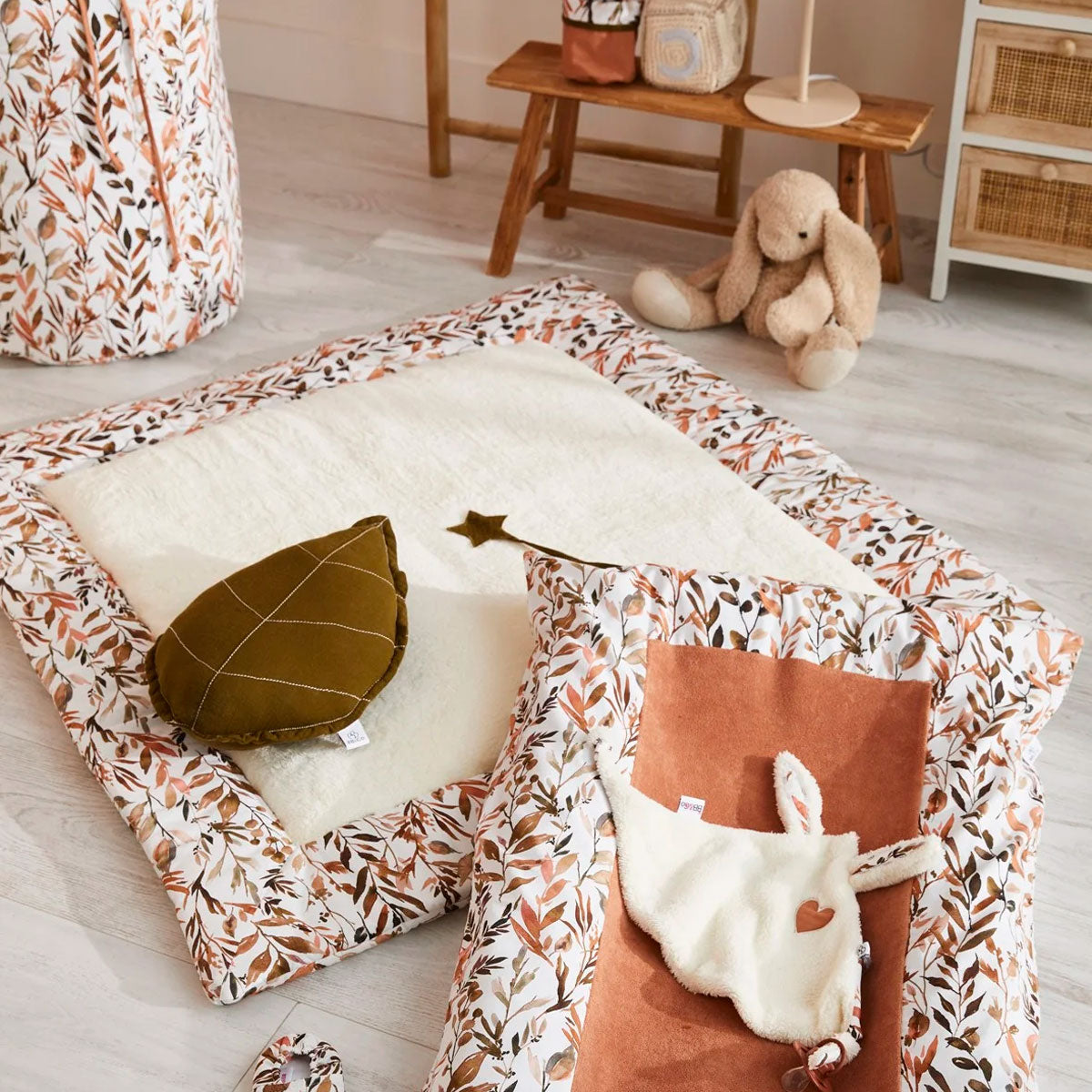 Habitación con Alfombra de juego acolchada Reversible Hojas mostaza | Chin Pum