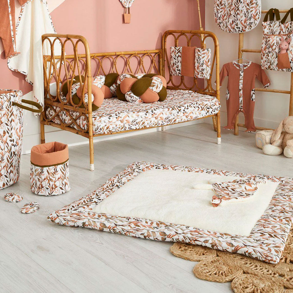 Habitación con Alfombra de juego acolchada Reversible Hojas mostaza | Chin Pum