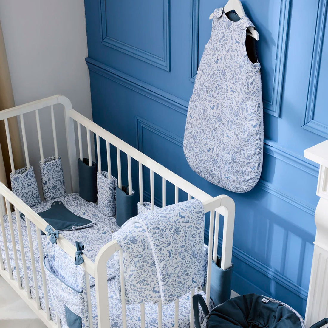 Habitación de bebe con manta Peluche Bosque Azul | Chin Pum