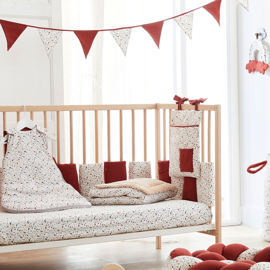 Saco de dormir reversible Confetti en habitación bebe| Chin Pum