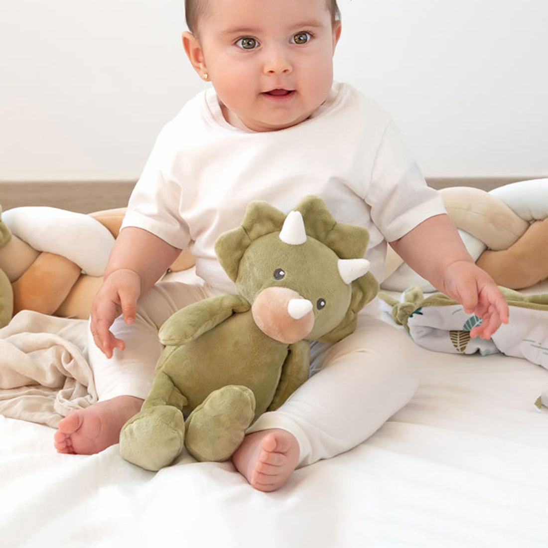 Bebé jugando con peluche Dino Verde | Chin Pum