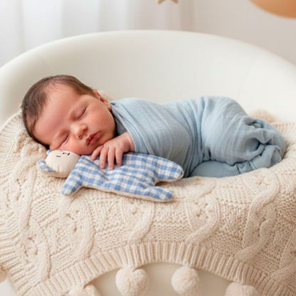 Bebé con doudou azul | ChinPum