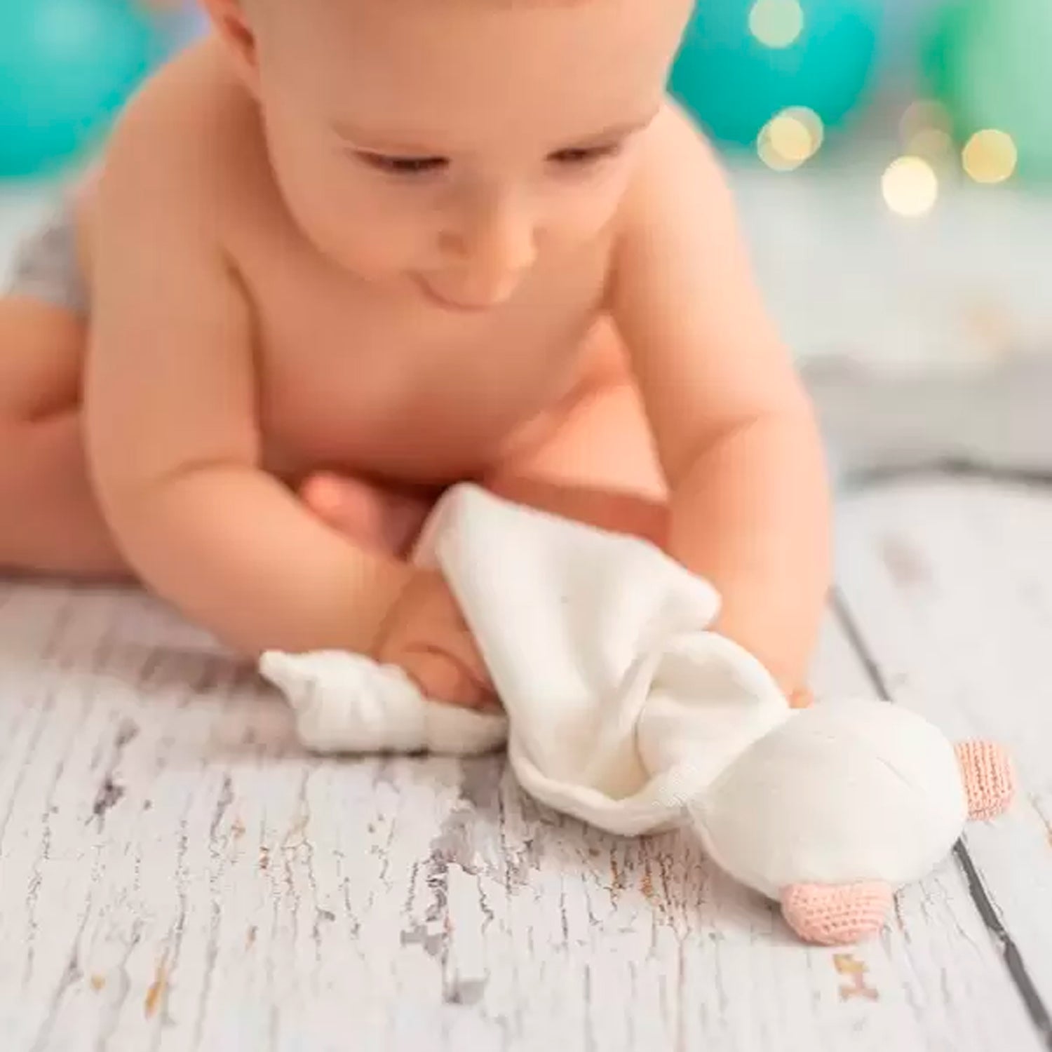 Bebé con doudou osito blanco | ChinPum 
