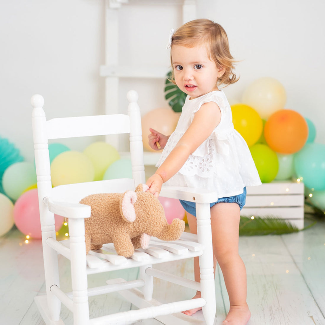 Niña con peluche baby Elefante marrón | Chin Pum