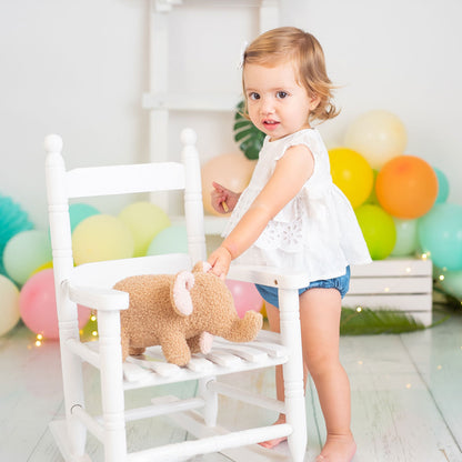 Niña con peluche baby Elefante marrón | Chin Pum