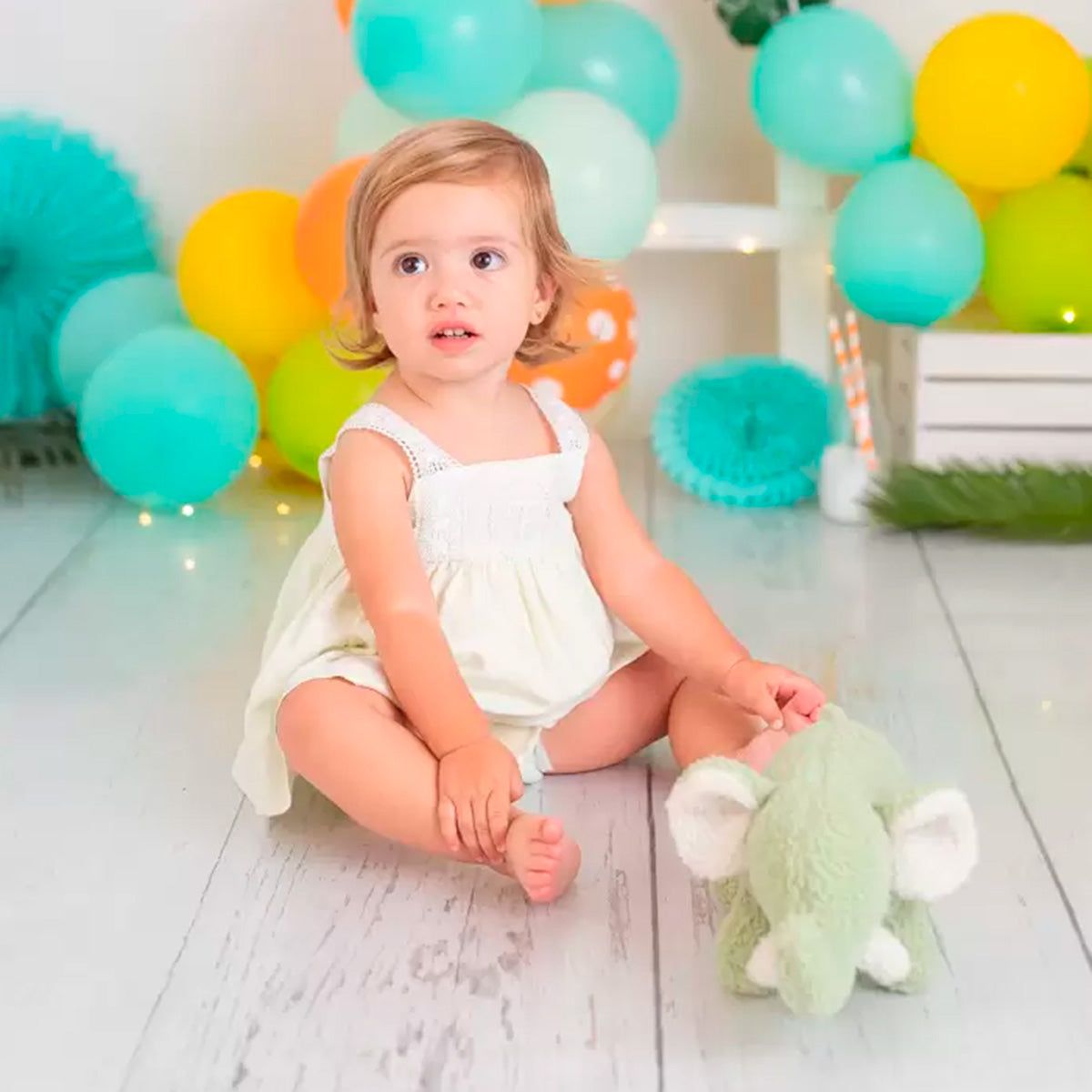 Niña jugando con peluche baby Elefante verde | Chin Pum