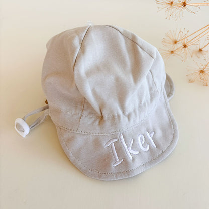 Gorrito Bebé Gris con protección personalizado | ChinPum.