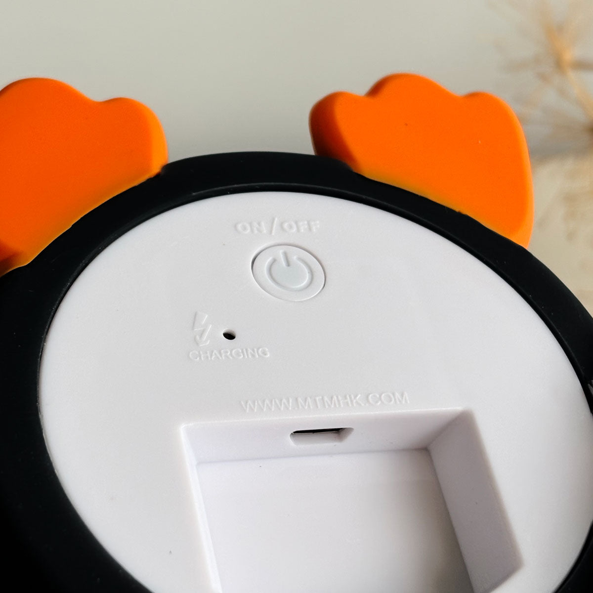 Detalle cargador quitamiedos Pingüino | Chin Pum