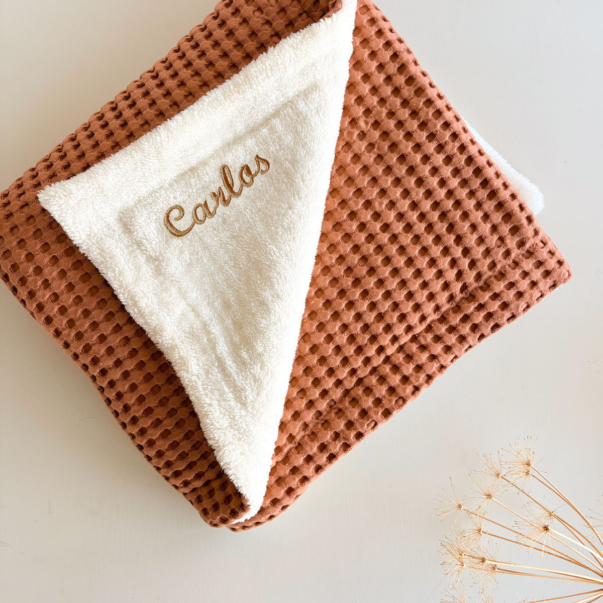 Manta Peluche Canela personalizada para bebés con textura gofre | chin pum