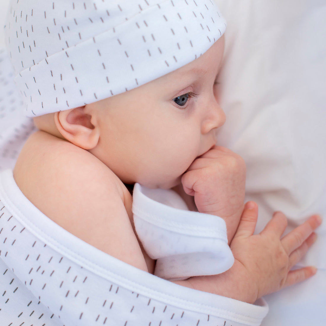 Bebé con mantita y Gorrito  de algodón | chin pum