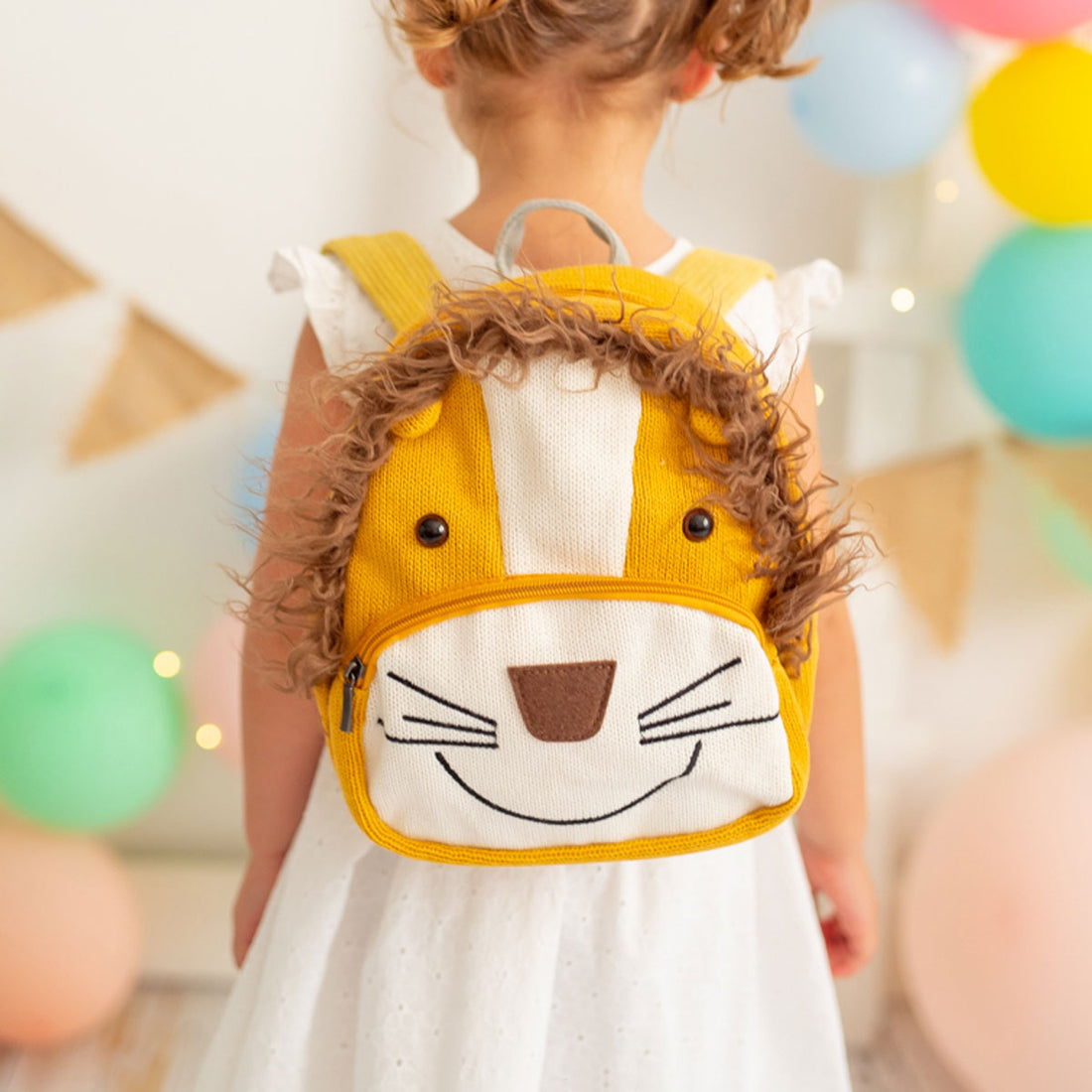 Niña con mochila León Simba | Chin Pum