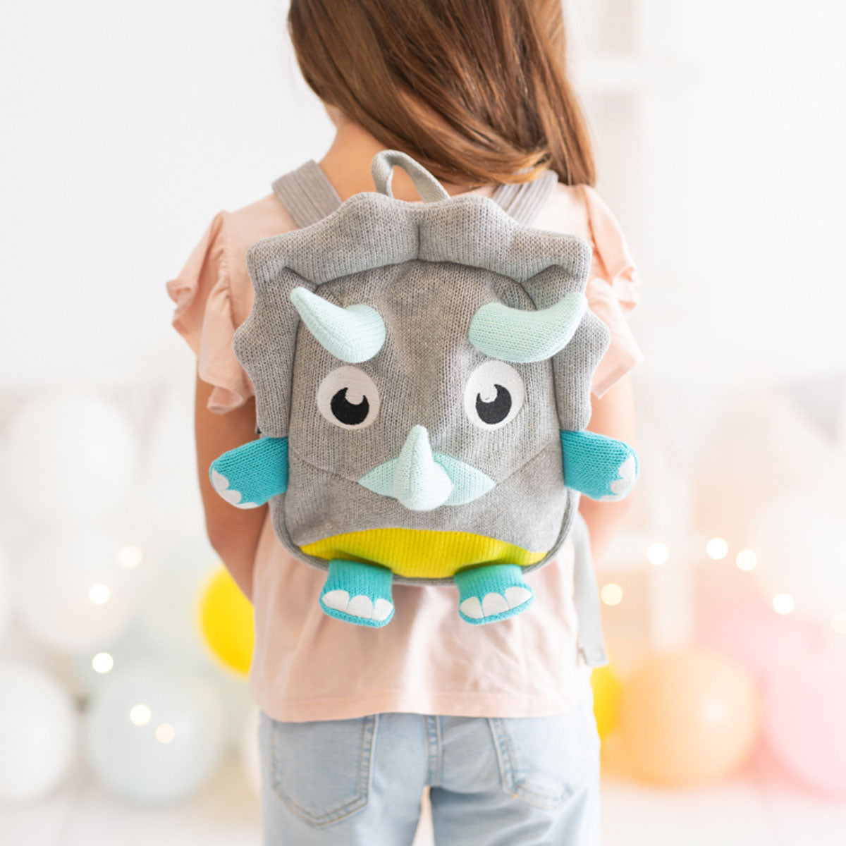 Niña con mochila Dinosaurio Triceraptus | Chin Pum