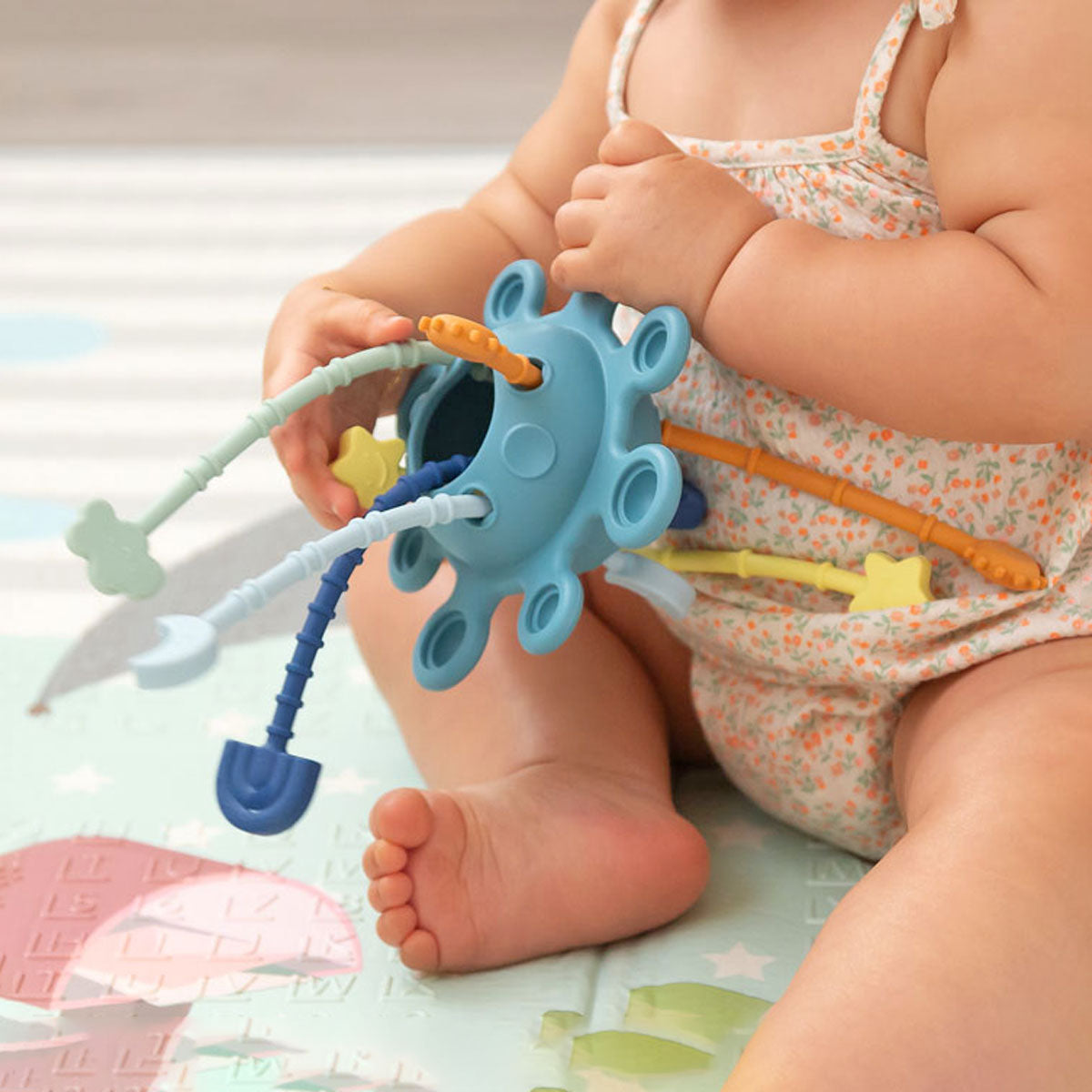 Bebé con Juguete de Silicona Bola Sol Azul | Chin Pum