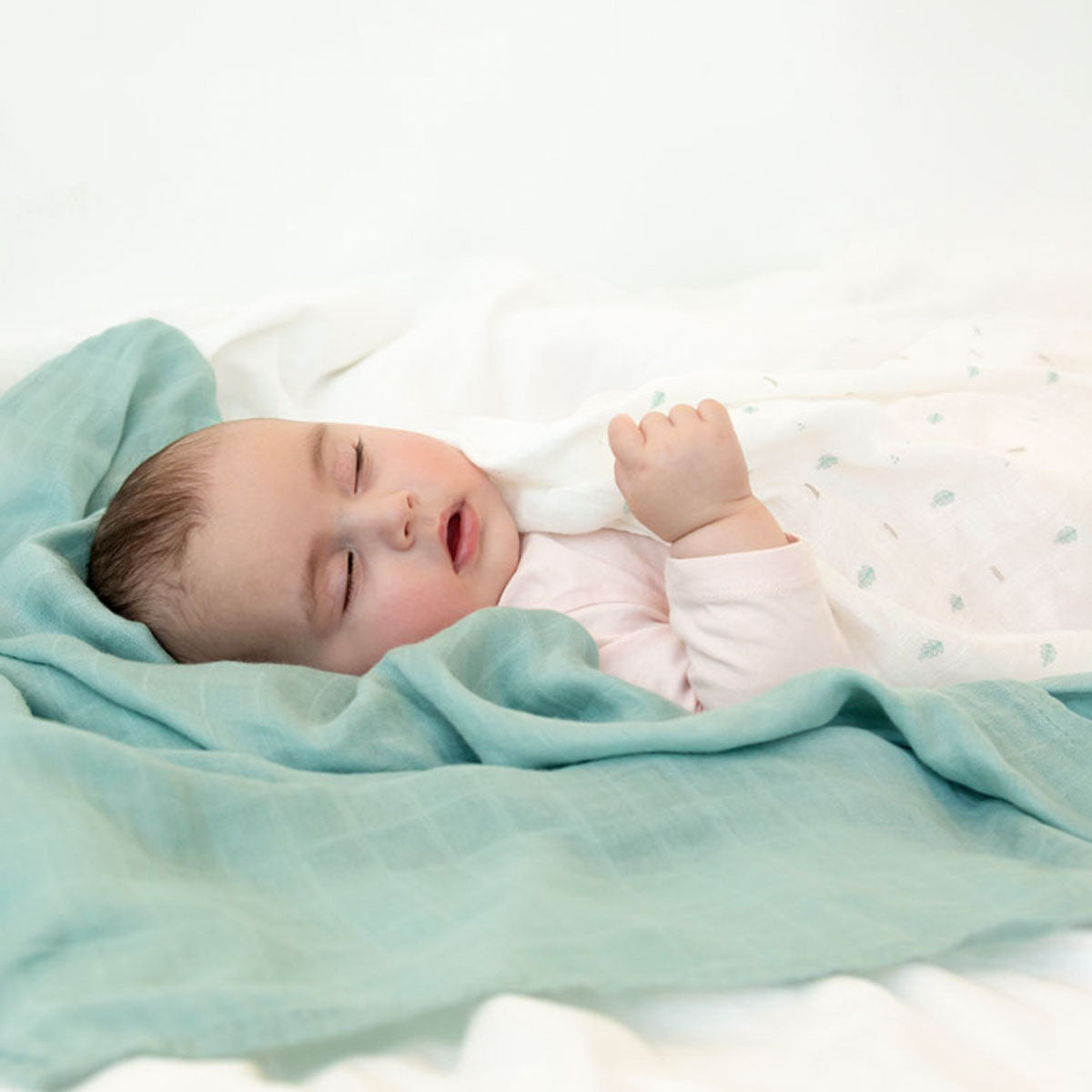 Bebé durmiendo con Muselinas Springtime Verde | Chin Pum