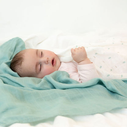 Bebé durmiendo con Muselinas Springtime Verde | Chin Pum