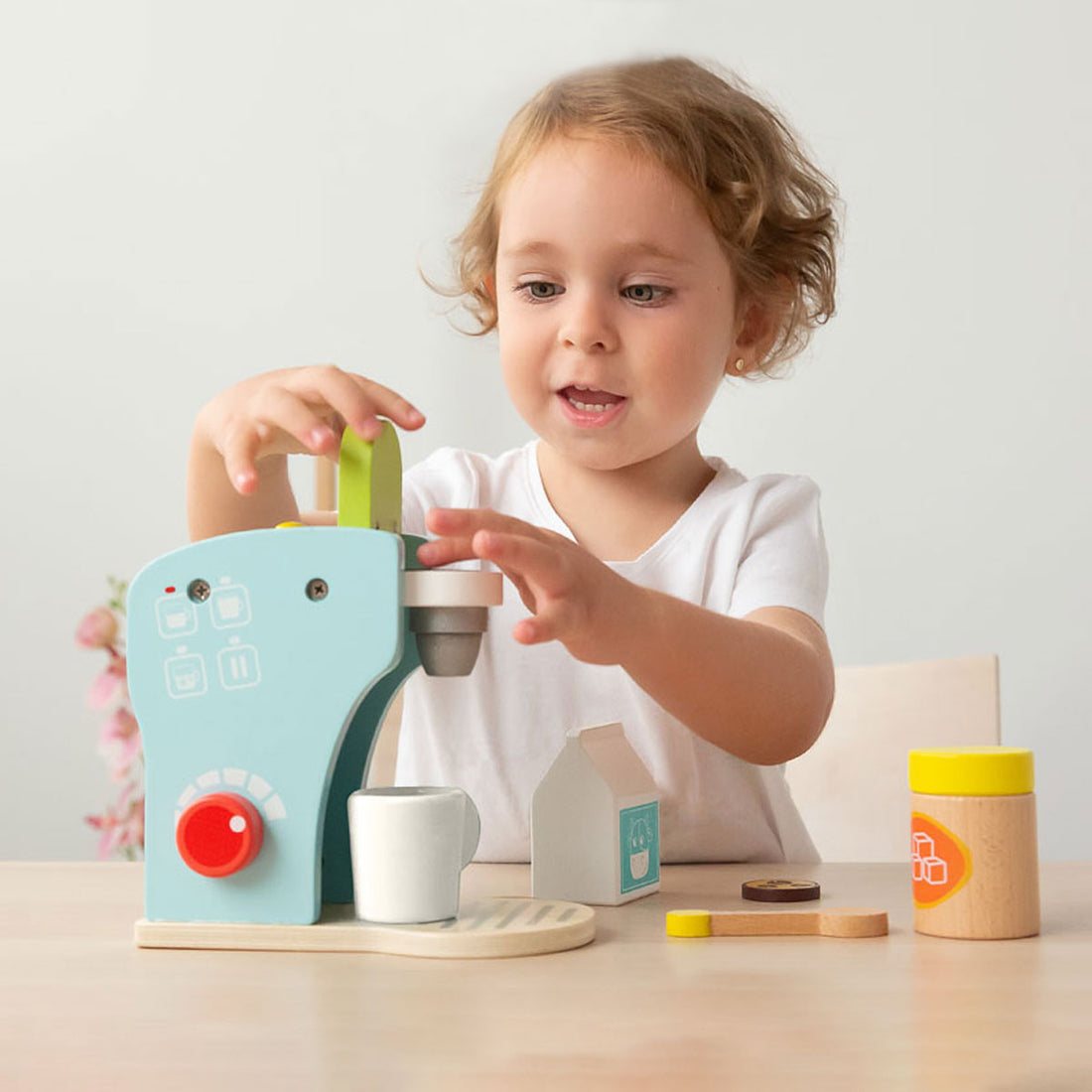 Niña jugando con cafetera de juguete  | Chin Pum