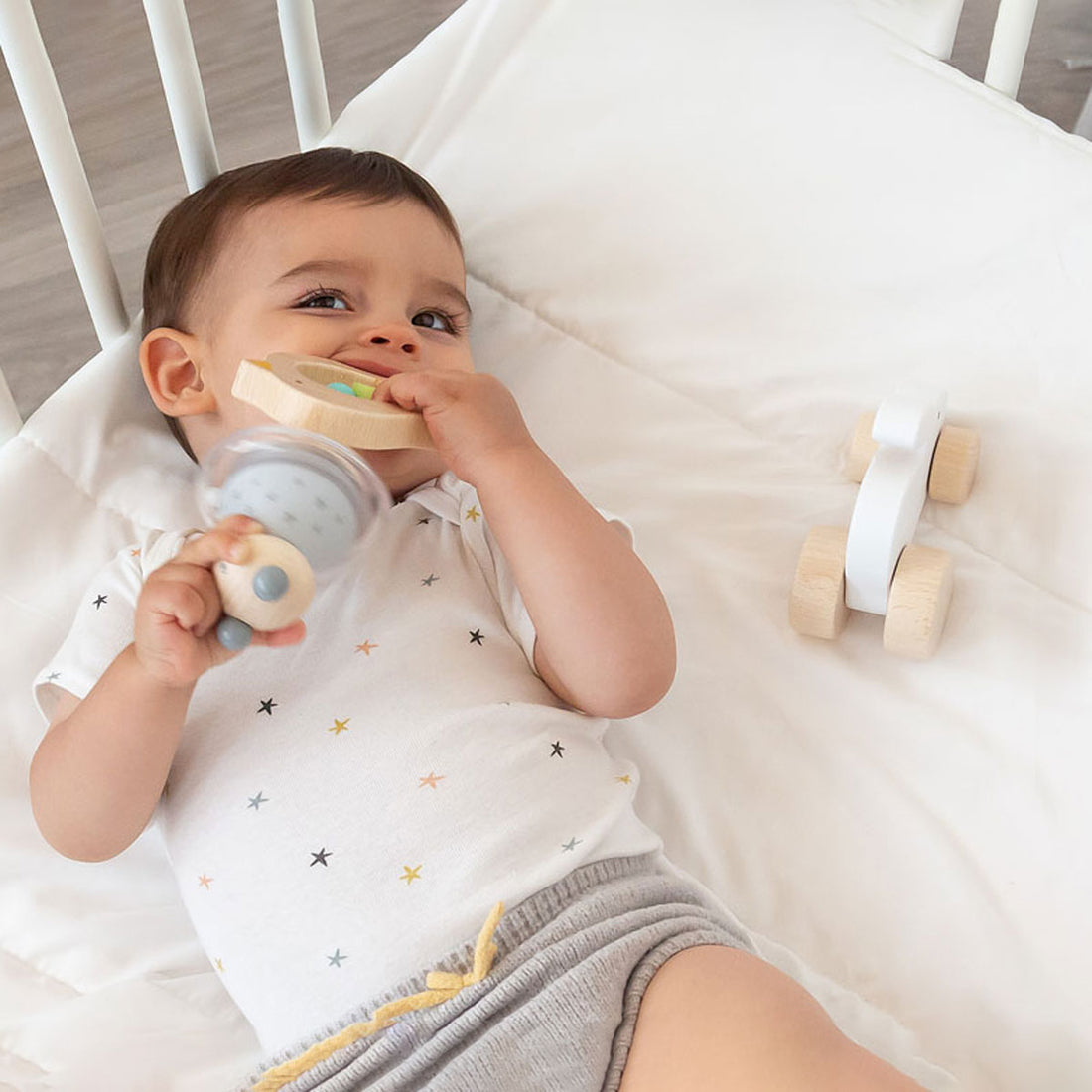 Bebé jugando con el set "mis primeros juguetes " | Chin Pum