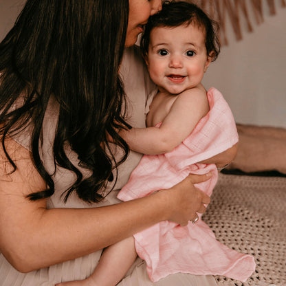 Bebé  y mamá con muselina  Rosa de algodón orgánico | Chin Pum