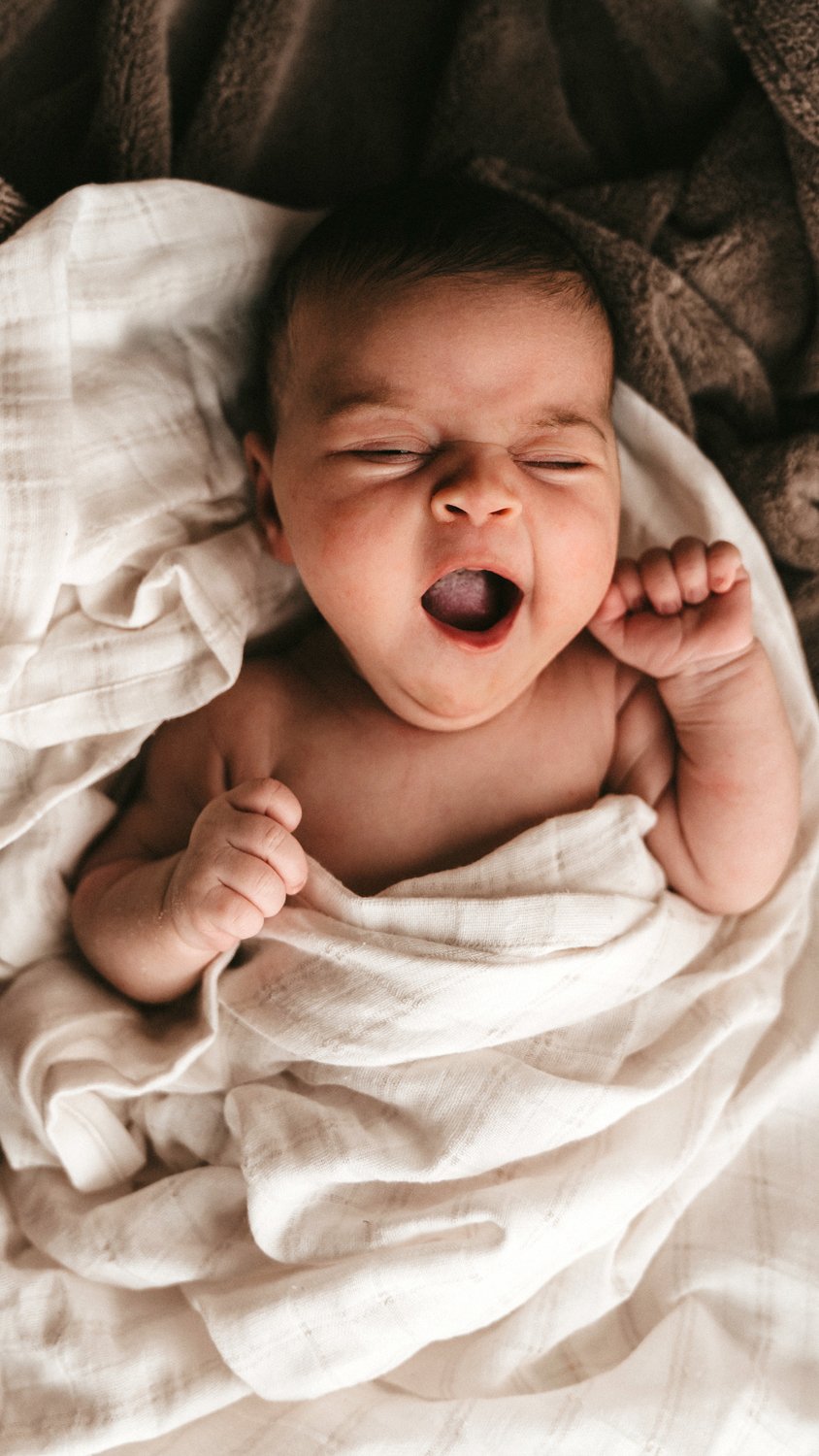 bebé despertando con mantita