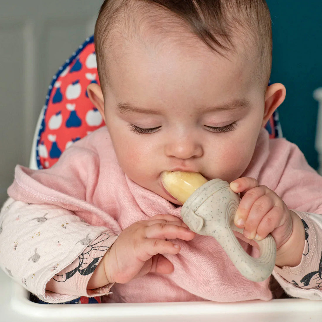 Bebé comiendo con un chupete alimentador  | ChinPum