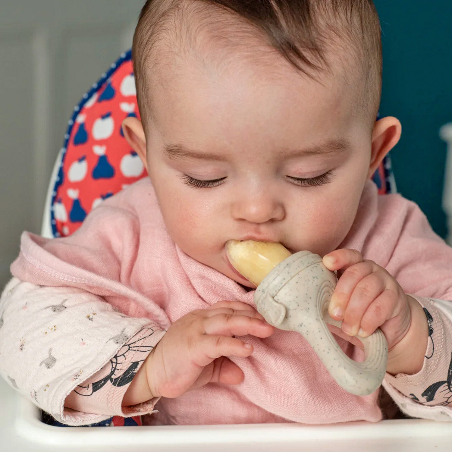 Bebé comiendo con un chupete alimentador  | ChinPum