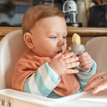 Bebé con chupete alimentador Soina | ChinPum