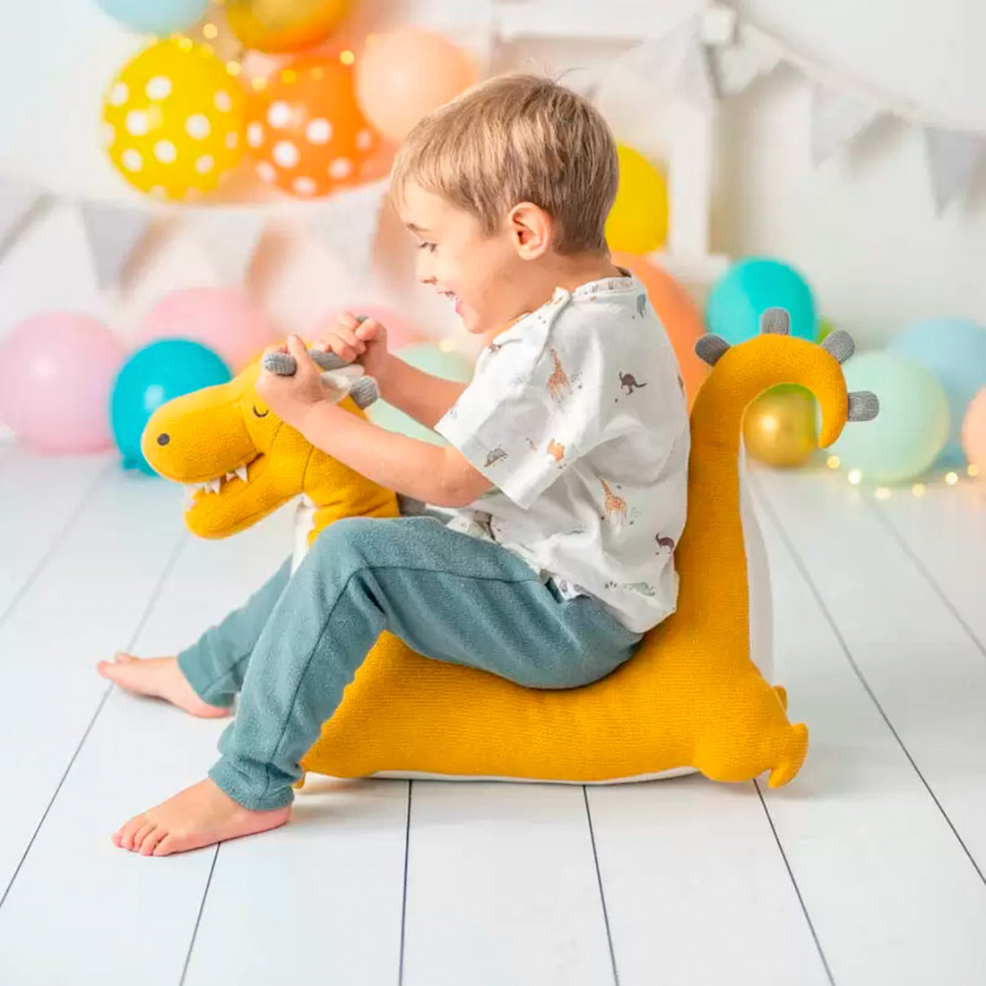 Niño sentado sobre cojín dragón amarillo | Chin Pum