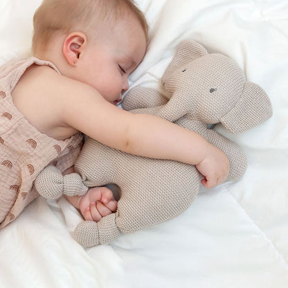 Bebé durmiendo con peluche Tricot Elefante | Chin Pum