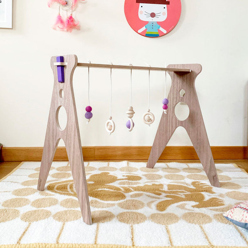 Gimnasio de madera para bebes de nogal y colgantes en color morado
