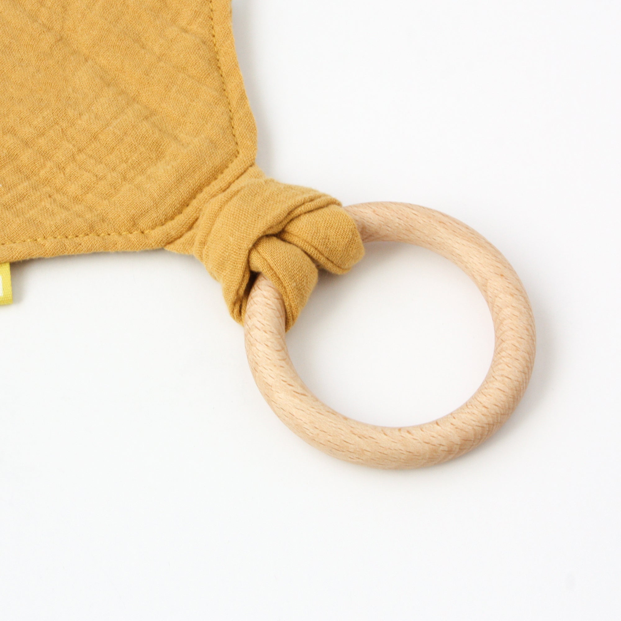 Detalle de la anilla de madera del doudou Ginkgo de algodon organico BIBAK  | ChinPum
