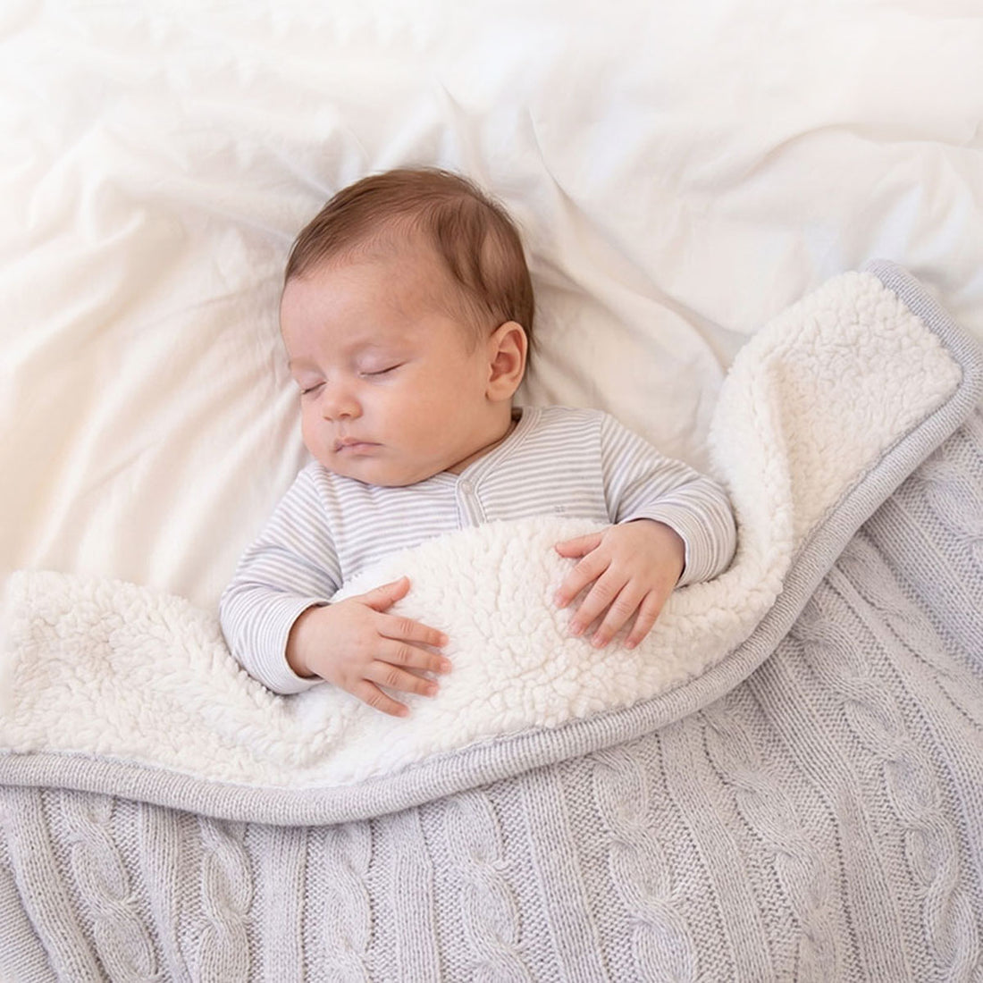 Bebé durmiendo con manta Peluche Nube personalizada Gris | Chin Pum