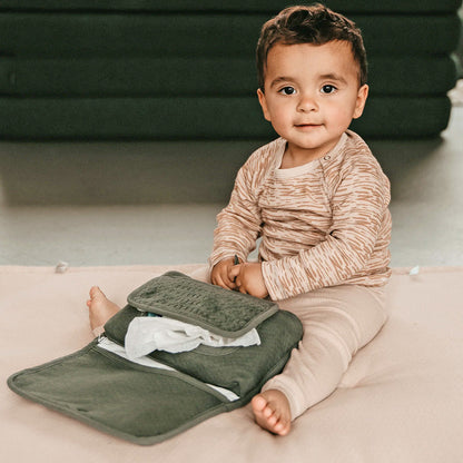 Bebé con portatoallitas verde Snoozebaby | Chin Pum