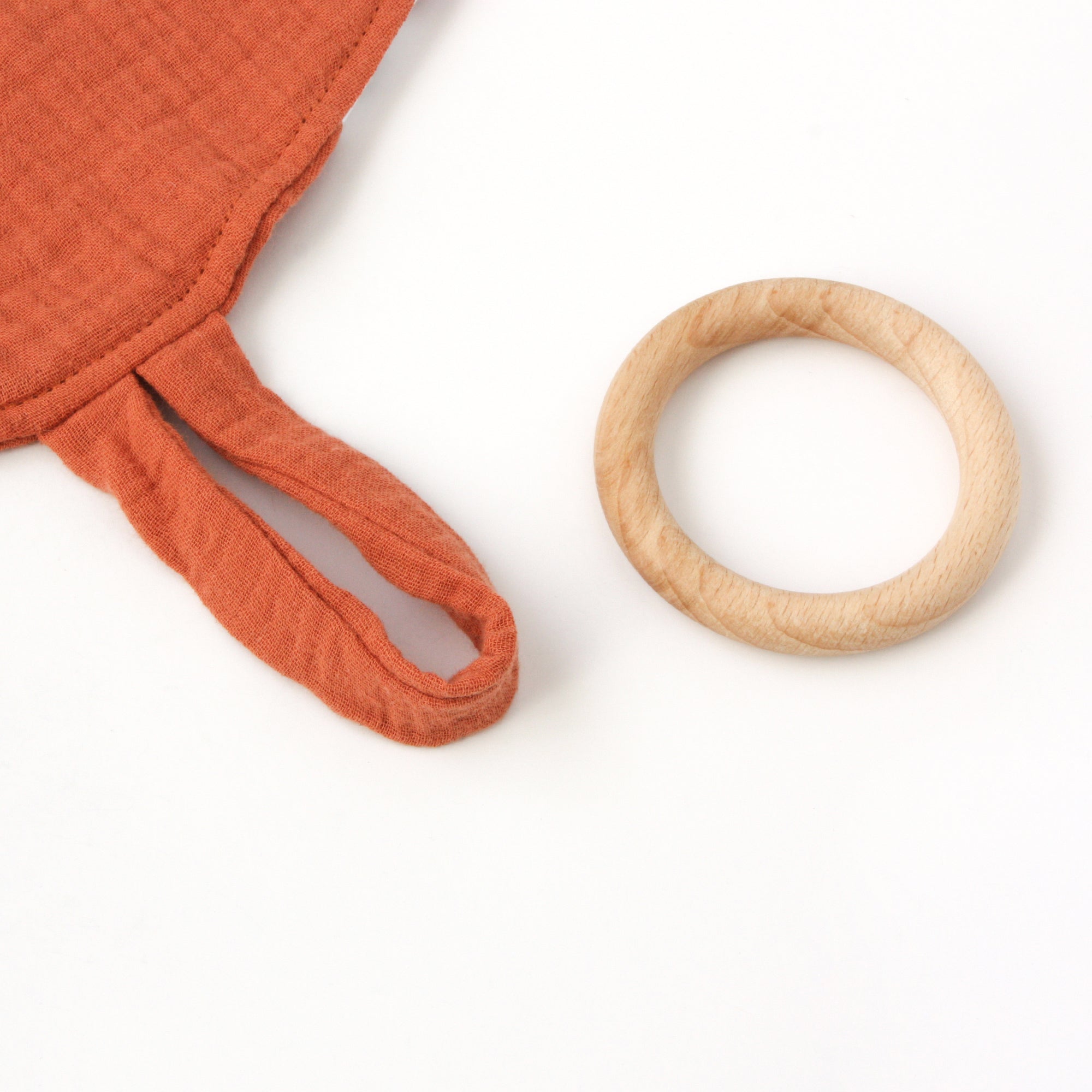 Detalle de la anilla de madera del doudou hoja de Roble de suave muselina de algodón orgánico | Chin Pum