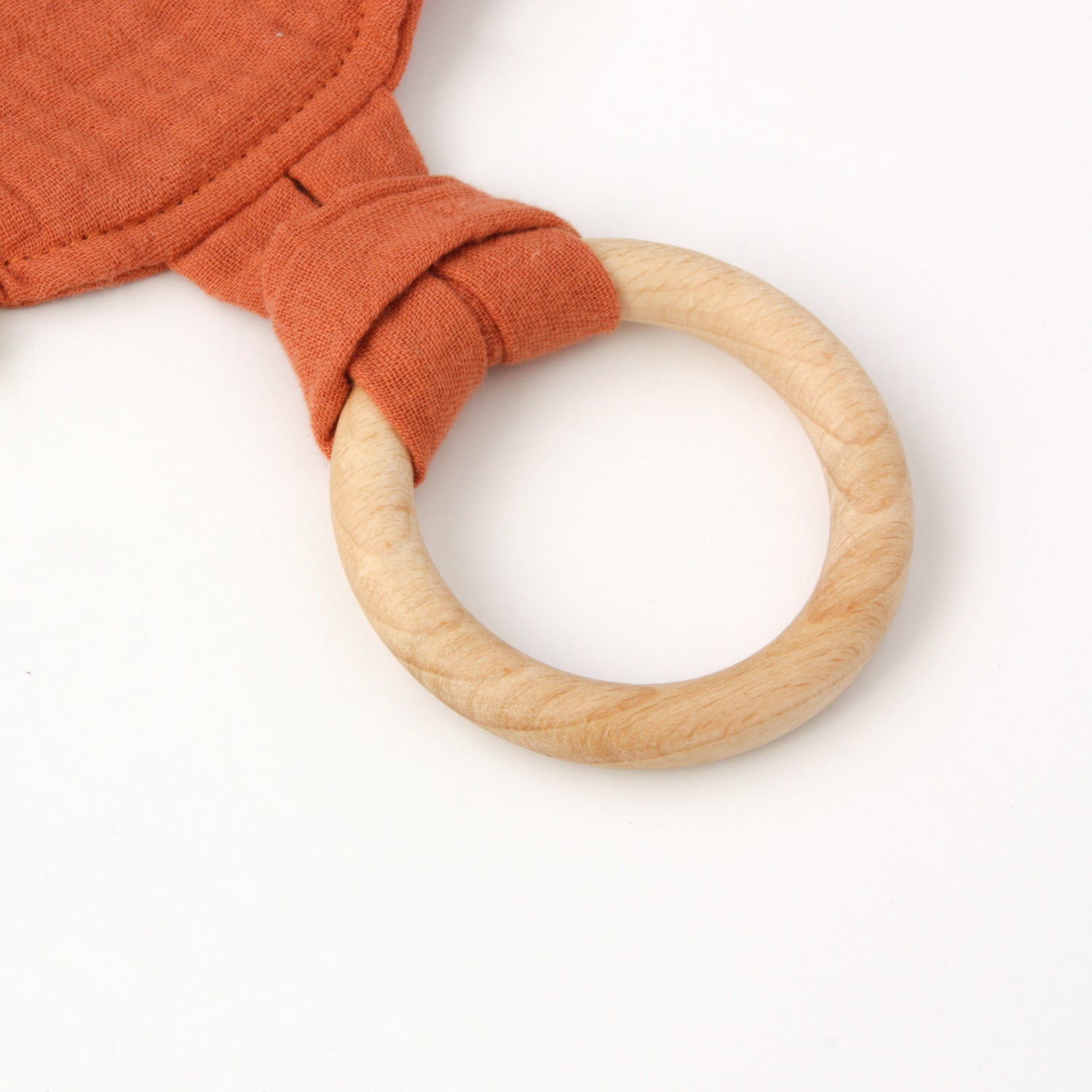 Detalle de la anilla de madera del doudou hoja de Roble de suave muselina de algodón orgánico | Chin Pum