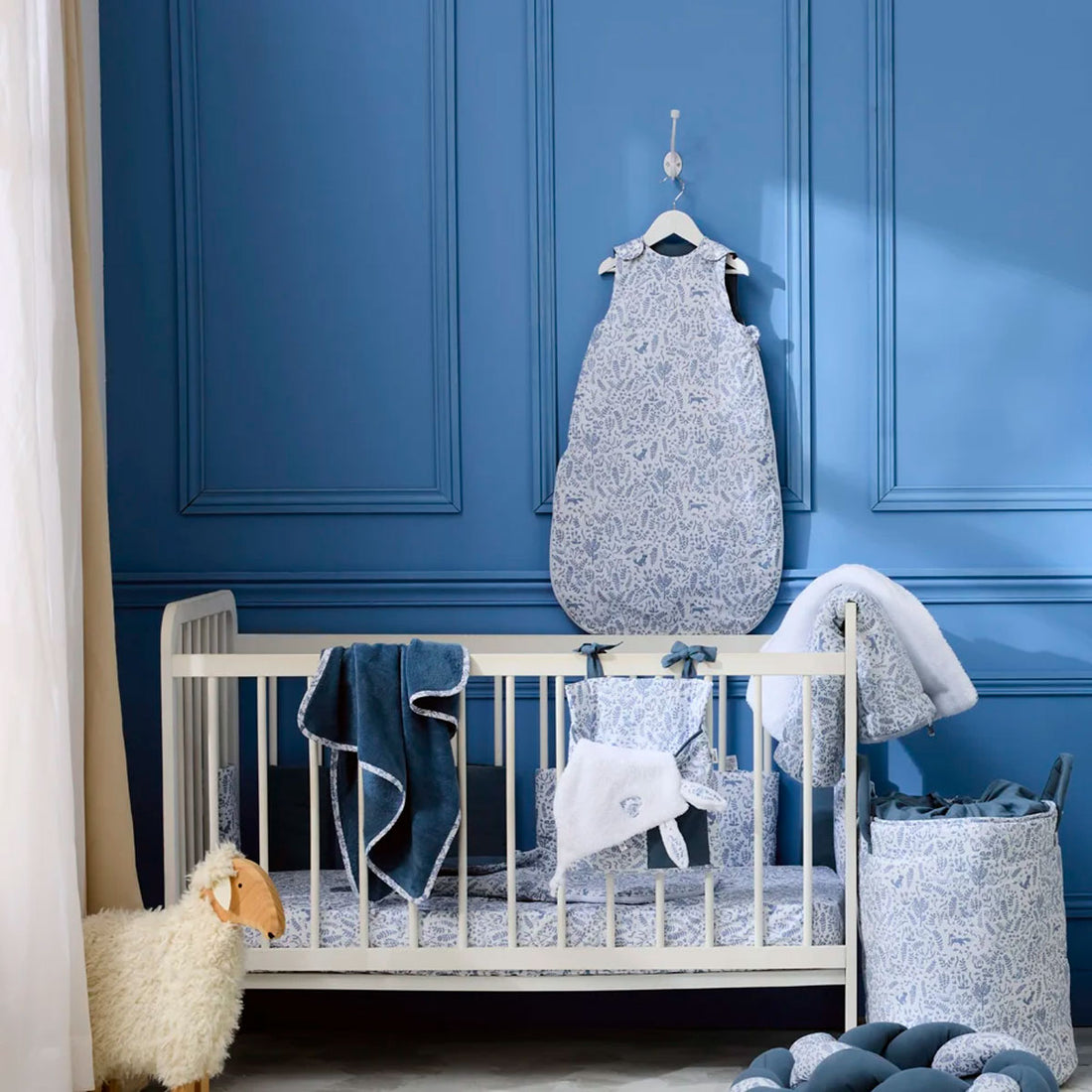 Saco de dormir reversible Bosque Azul colgado en habitación | Chin Pum