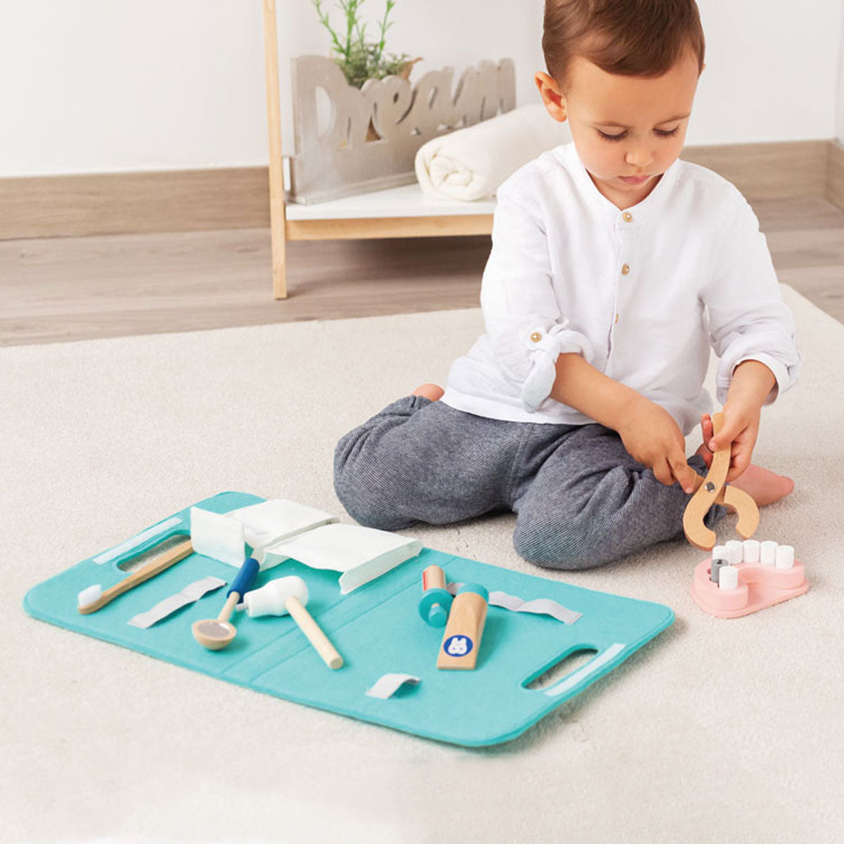 Niño jugando con set juguete de dentista | Chin Pum