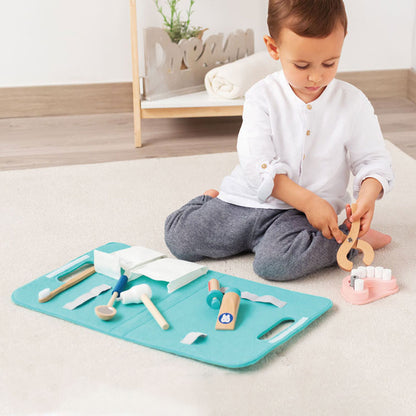 Niño jugando con set juguete de dentista | Chin Pum