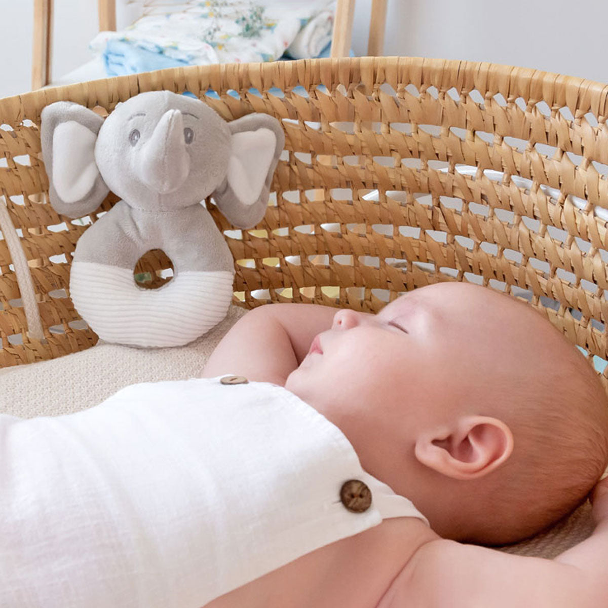 Bebe durmiendo con sonajero Elefante | Chin Pum