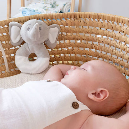 Bebe durmiendo con sonajero Elefante | Chin Pum