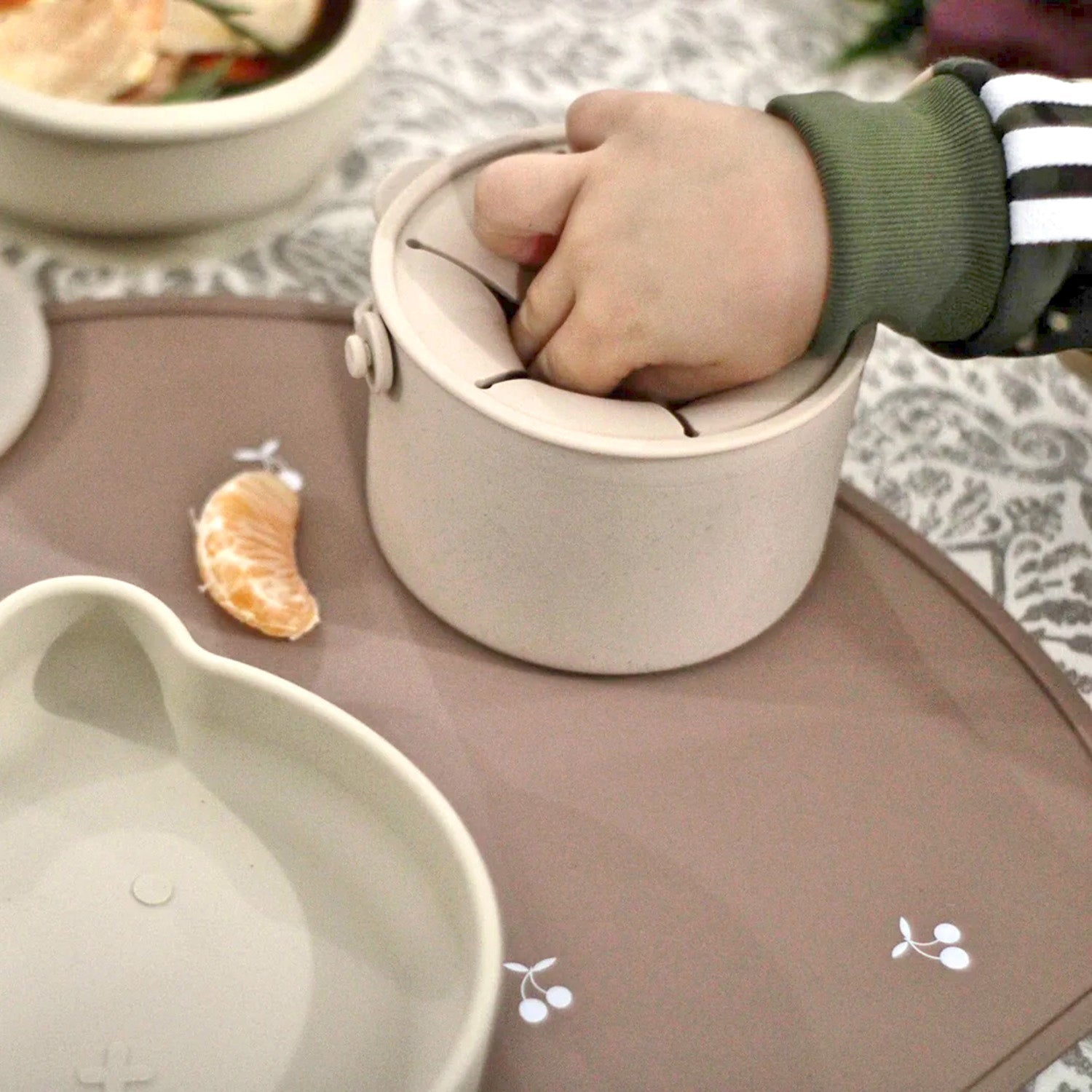 Manita de niño entrando en vaso para snack