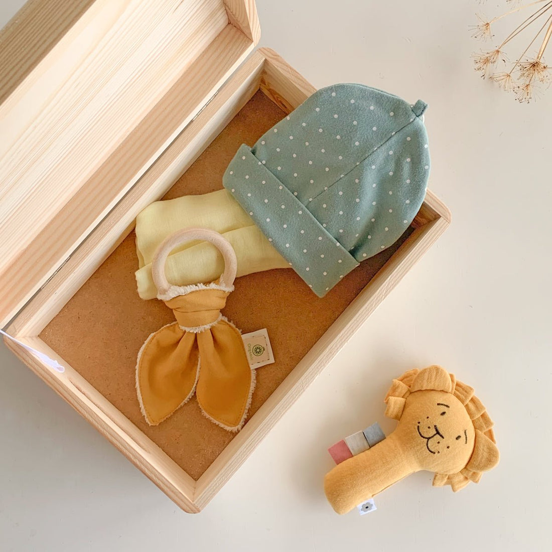 Caja de madera personalizada “mis primeros recuerdos” abierta| Chin Pum 