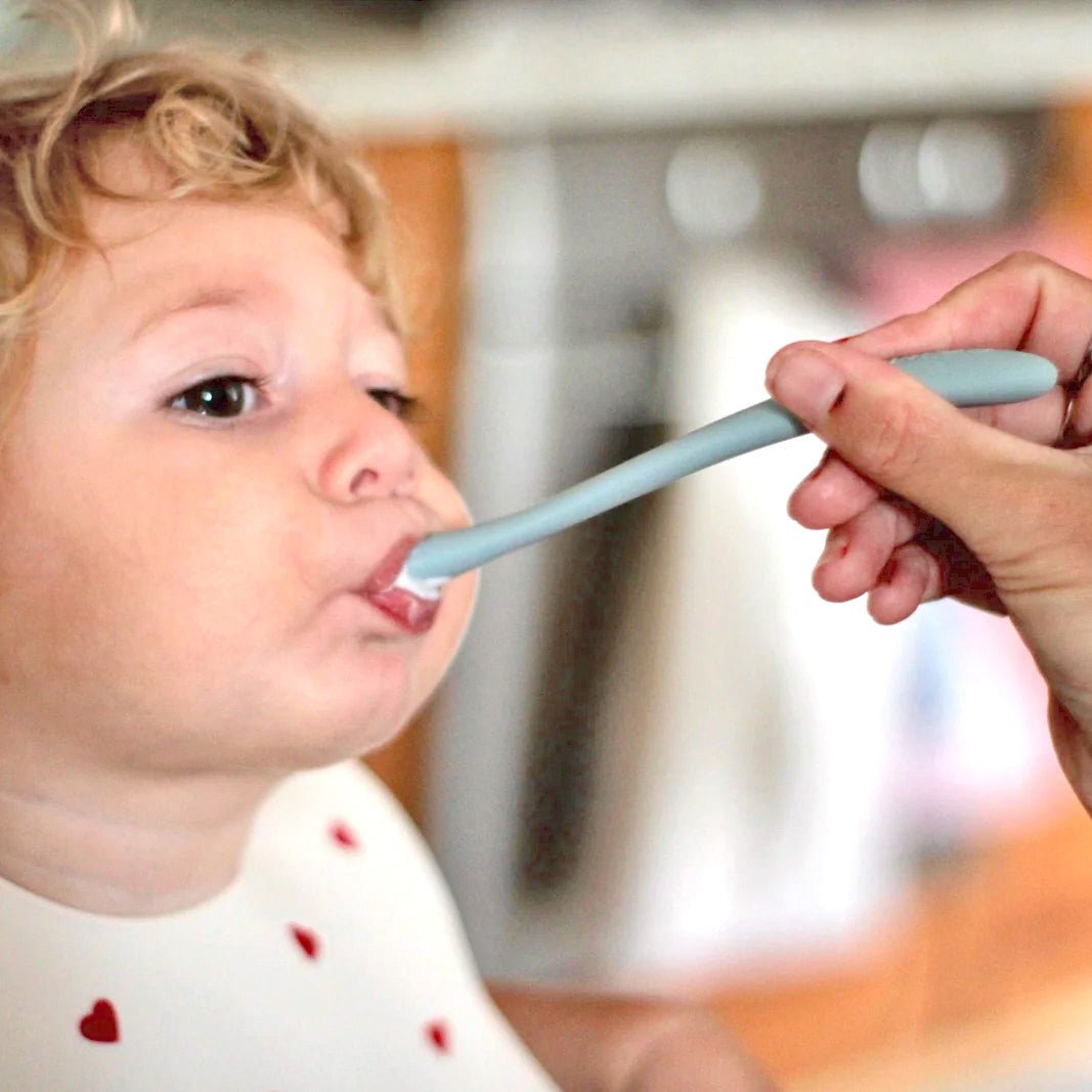 Bebé comiendo con cucharas destete Soina | ChinPum