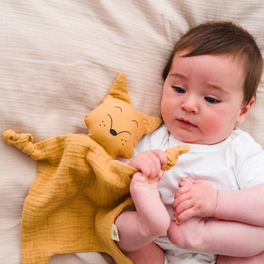 Bebé jugando con doudou zorro Apunt | Chin Pum