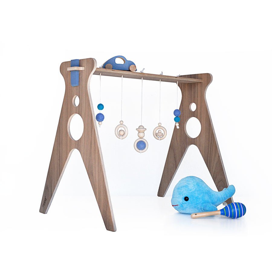 Gimnasio para bebés de nogal con 5 colgantes color azul de la marca ChinPum