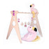 gimnasio para bebé de madera con complementos en color rosa