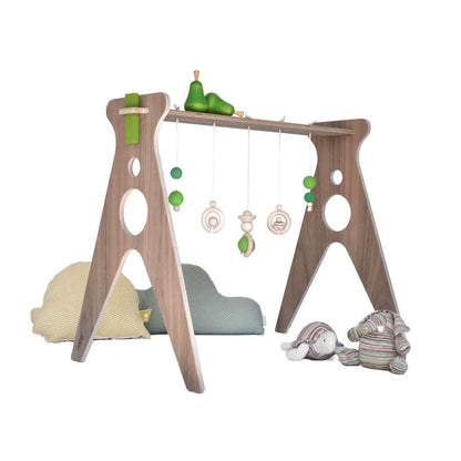 Gimnasio para bebés de nogal con 5 colgantes color verde de la marca ChinPum