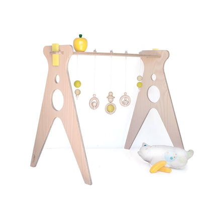 gimnasio para bebé de madera con complementos en color amarillo