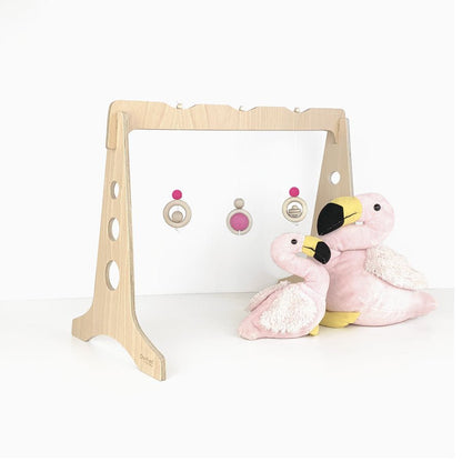Gimnasio para bebés de madera de 3 colgantes de color rosa de la marca ChinPum