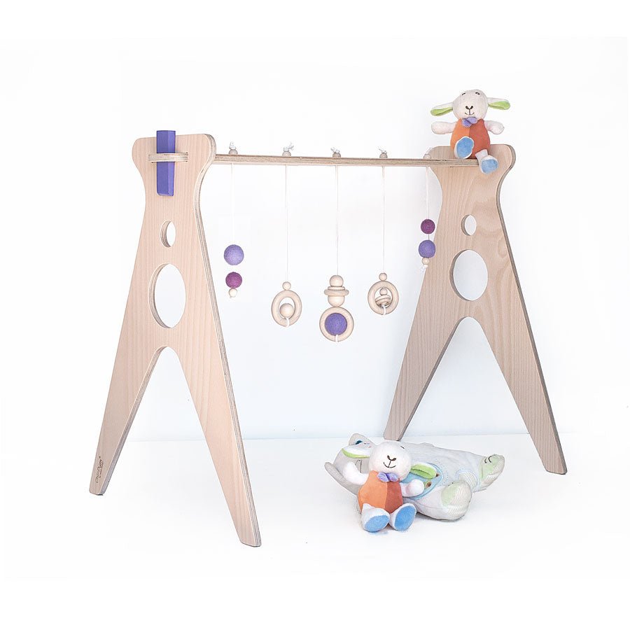 gimnasio para bebé de madera con complementos en color violeta